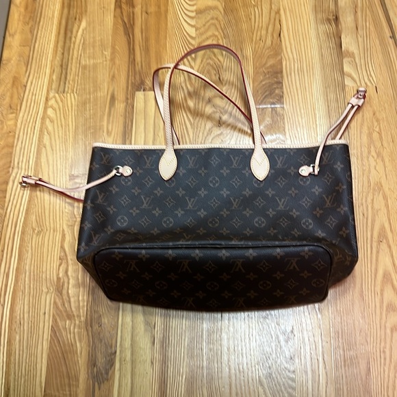 NEW Large Faux Louis Vuitton Hand Bag. With Dust cover and small clutch. - Picture 2 of 6